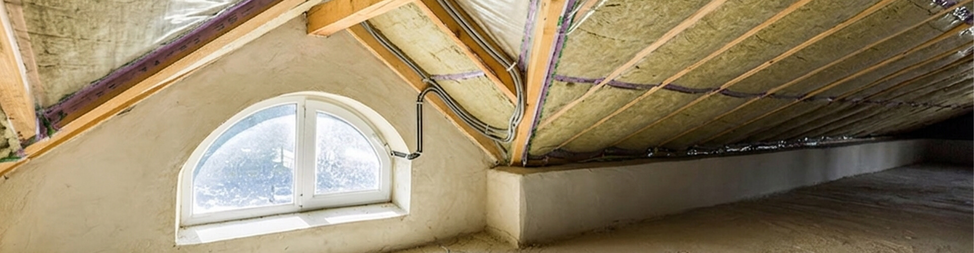 Rénovation thermique des pans inclinés du toit en Essonne Isolation de rampant de toiture entre chevrons dans une maison du 91