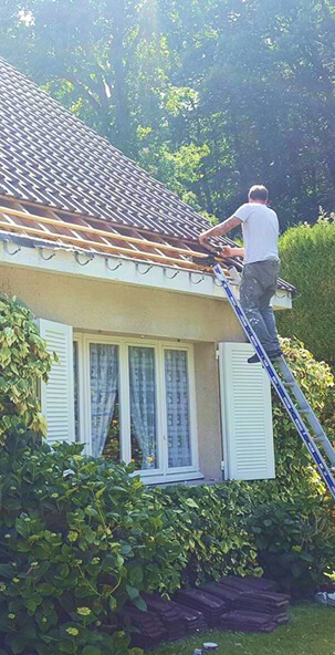 Pose de tuiles neuves sur une toiture dans le 91