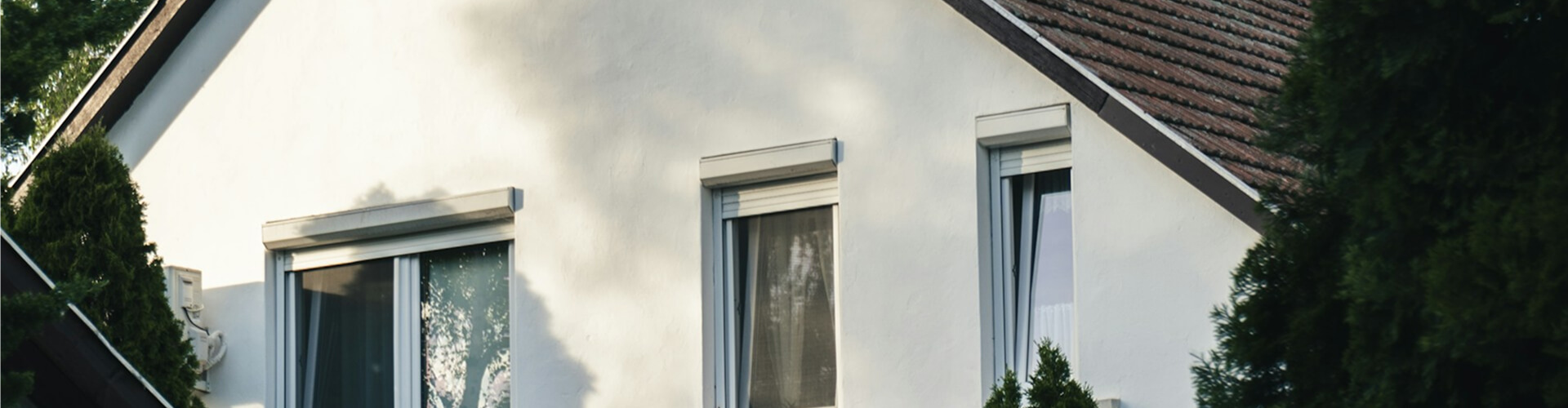 Application d'une peinture extérieure hydrofuge sur les murs d'une maison en Essonne