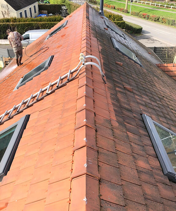 Brossage manuel de tuiles en Essonne