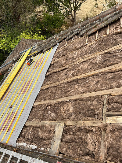 Vérification des structures en bois avant isolation Seconde étape : préparation de la charpente et contrôle de l'étanchéité