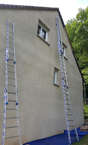 Nettoyage de façade avant travaux Façade de maison sale avec traces rouges et noires avant traitement
